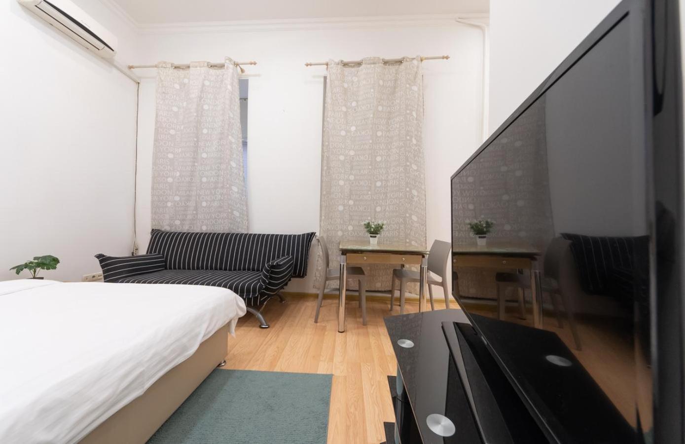 Kievaccommodation In The Center 24H Self Check-In Екстер'єр фото